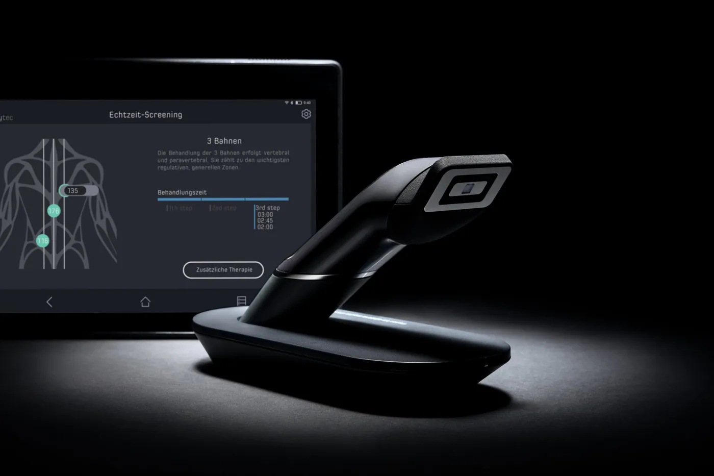 Medkey mit Tablet, auf dem das Echtzeit-Screening angezeigt wird